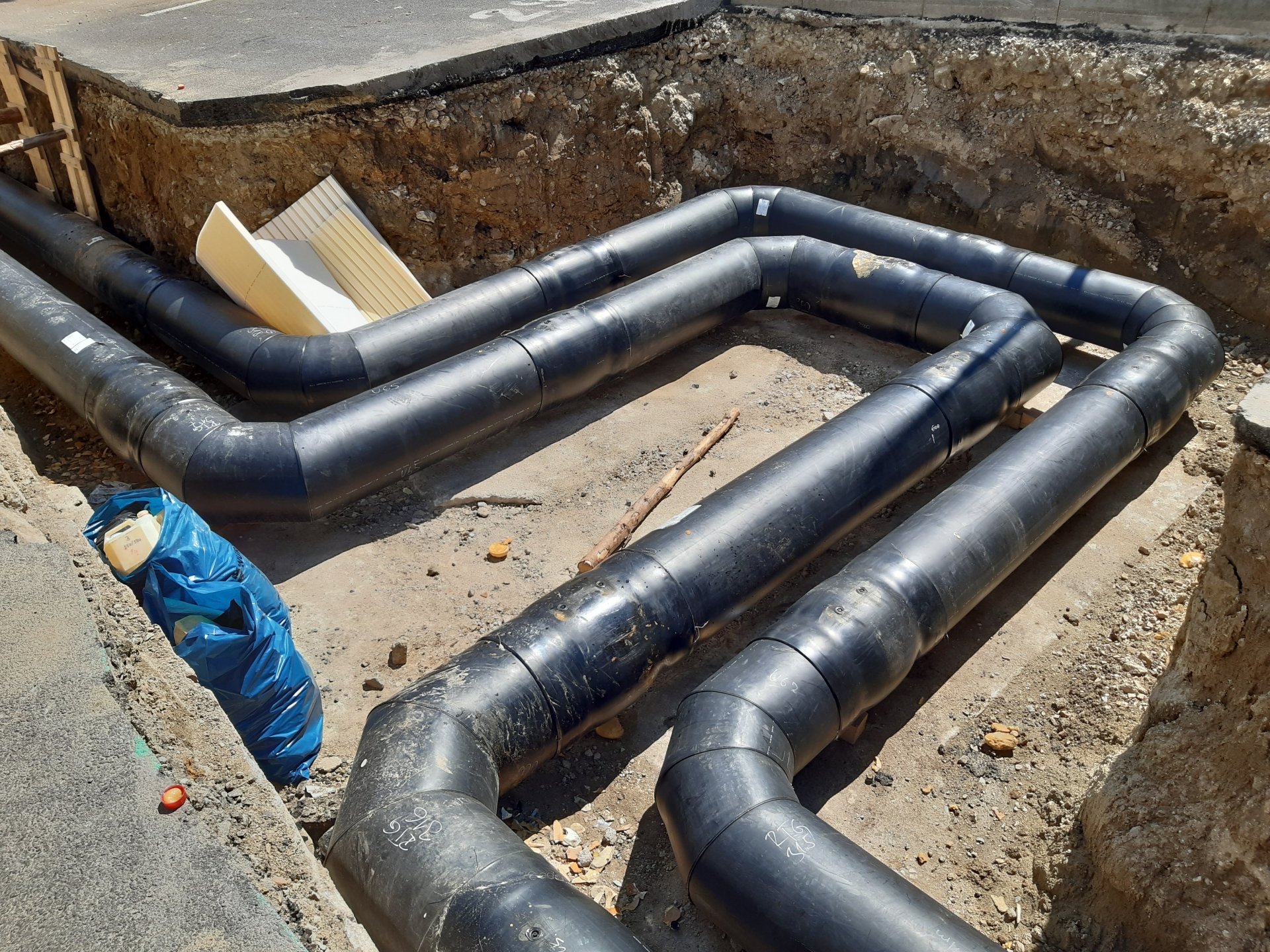 Náhrada starých parovodních rozvodů novým předizolovaným horkovodem