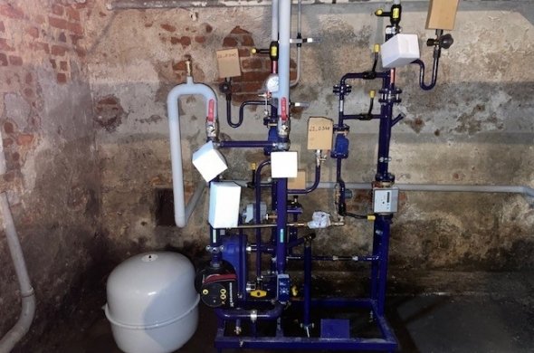 Potrubní sestavy s čerpadlem, ventily a měřícími přístroji.