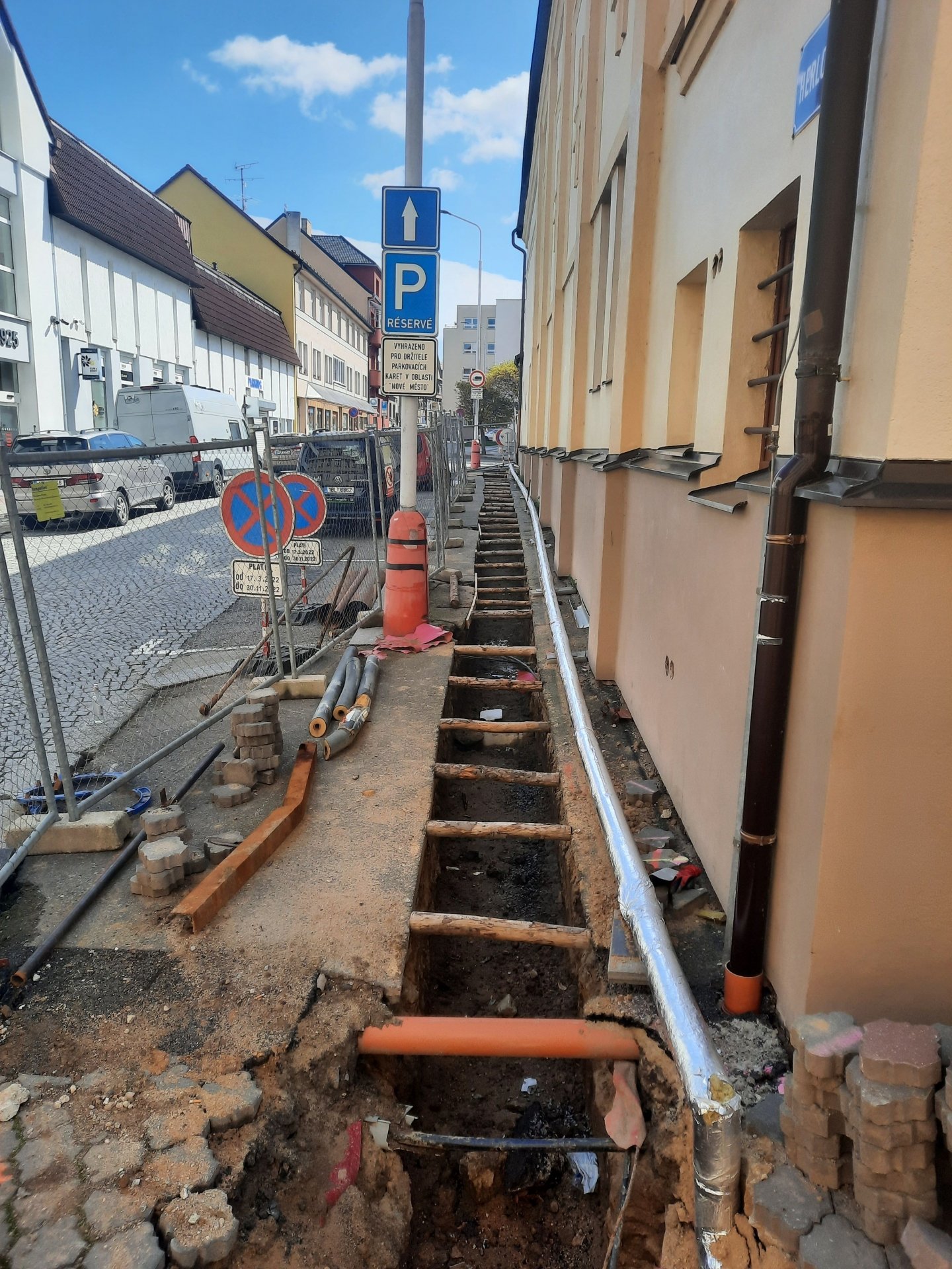 Konverze parních rozvodů v ulici Herlošová